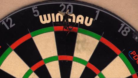 Luke Littler kontert am letzten Spieltag der Premier League of Darts das Highlight von Peter Wright in unwiderstehlicher Manier. Der Youngster checkt die 120 Punkte über dreimal Tops.