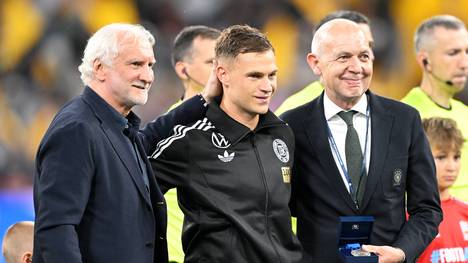 Die Frage, ob Joshua Kimmich besser im Mittelfeld oder auf der Position des Rechtsverteidigers aufgehoben ist, gilt nach wie vor als ungeklärt. Rudi Völler legt den Ball nun zu Jürgen Klopp, der eine Entscheidung treffen soll.
