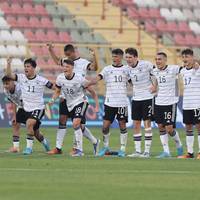 Deutschland triumphiert erstmals seit 2009 bei der U17-Europameisterschaft. Die Entscheidung im Endspiel fällt erst im Elfmeterschießen, dabei wird ein Schalker zum entscheidenden Mann. Auch Bundestrainer Hansi Flick meldet sich im Anschluss zu Wort.