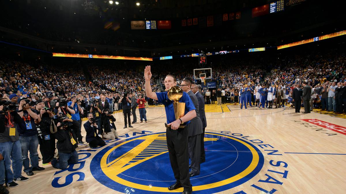 23. März: Grund zum Feiern in Oakland. Die Golden State Warriors ehren zum 40. Geburtstag ihr Meisterteam von 1975. Besonders laut brandet der Jubel beim genialen Scorer Rick Barry auf