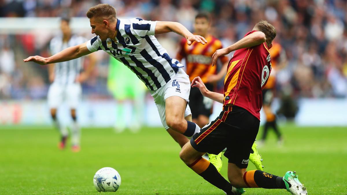 Hutchinson hat bei der Abfallbeseitigung einen "verrückten Unfall" erlitten, wie sein Trainer Neil Harris mitteilte, zog sich eine tiefe Wunde am Schienbein zu. Der genaue Hergang? Unbekannt