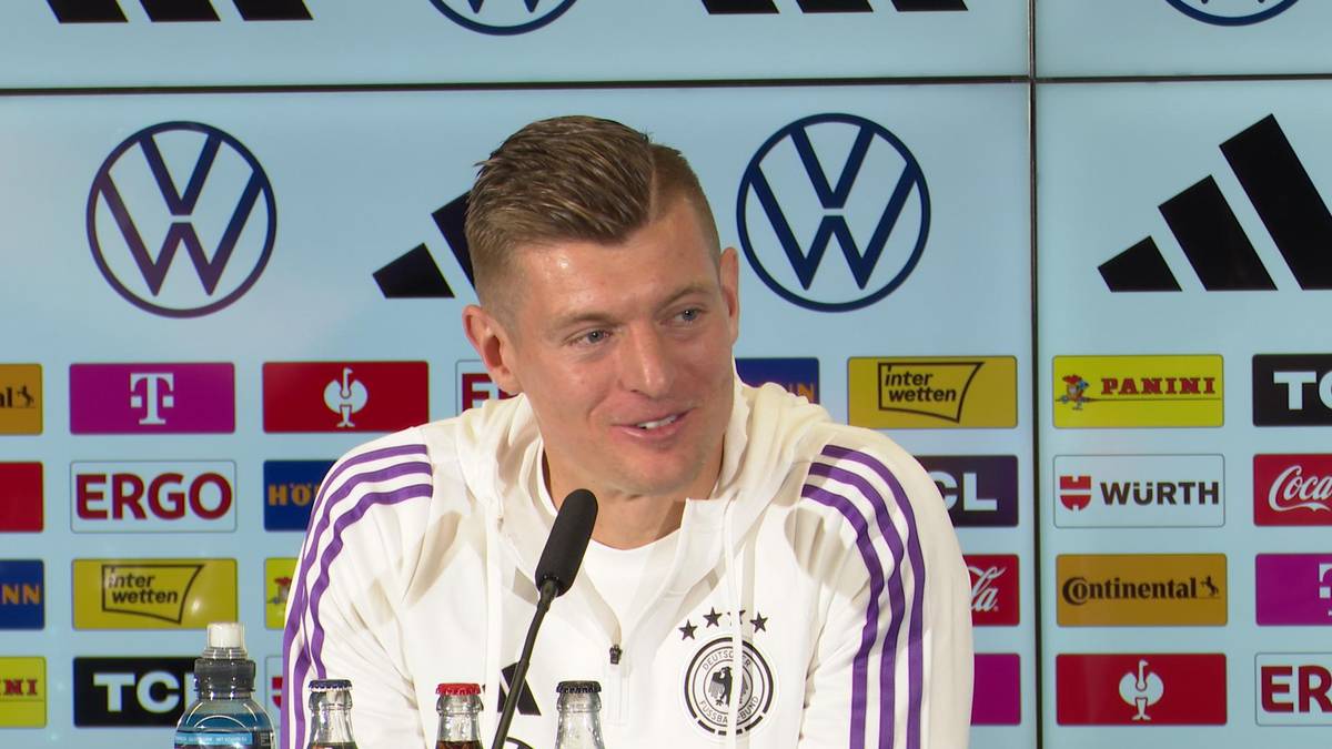 Toni Kroos wurde bei der Pressekonferenz nach seiner DFB-Rückkehr gefragt, was für ihn deutsche Tugenden sind und was das deutsche Spiel ausmacht.
