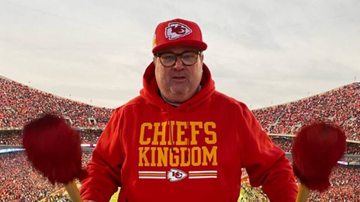Eric Stonestreet - bekannt aus der Serie Modern Family - ist ein absoluter Chiefs-Superfan und sorgt - zumindest vor Corona - auch schon mal im Stadion für ordentlich Stimmung