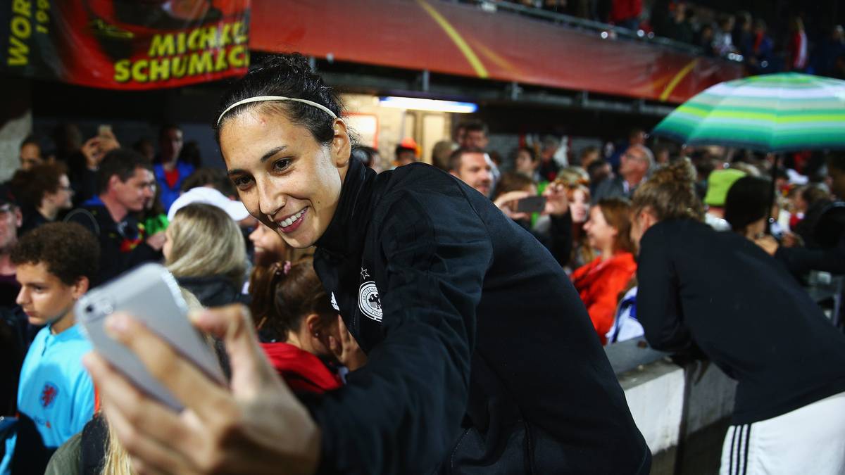 Die Spielerinnen um Sara Doorsoun-Khajeh nehmen die Absage halbwegs locker: Das Spiel soll nun am Sonntag nachgeholt werden, die Anstoßzeit ist 12 Uhr - wenn denn nicht wieder der Wettergott einen Strich durch die Rechnung macht