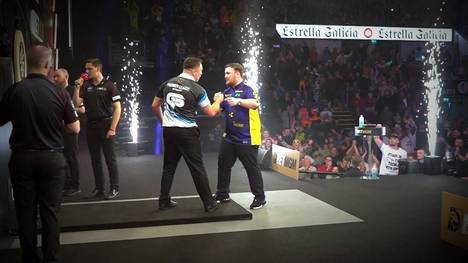 Gerwyn Price fordert im ersten Halbfinale der Premier League of Darts den Titelverteidiger Luke Littler und möchte seine Statistik gegen das Wunderkind aufrechterhalten.