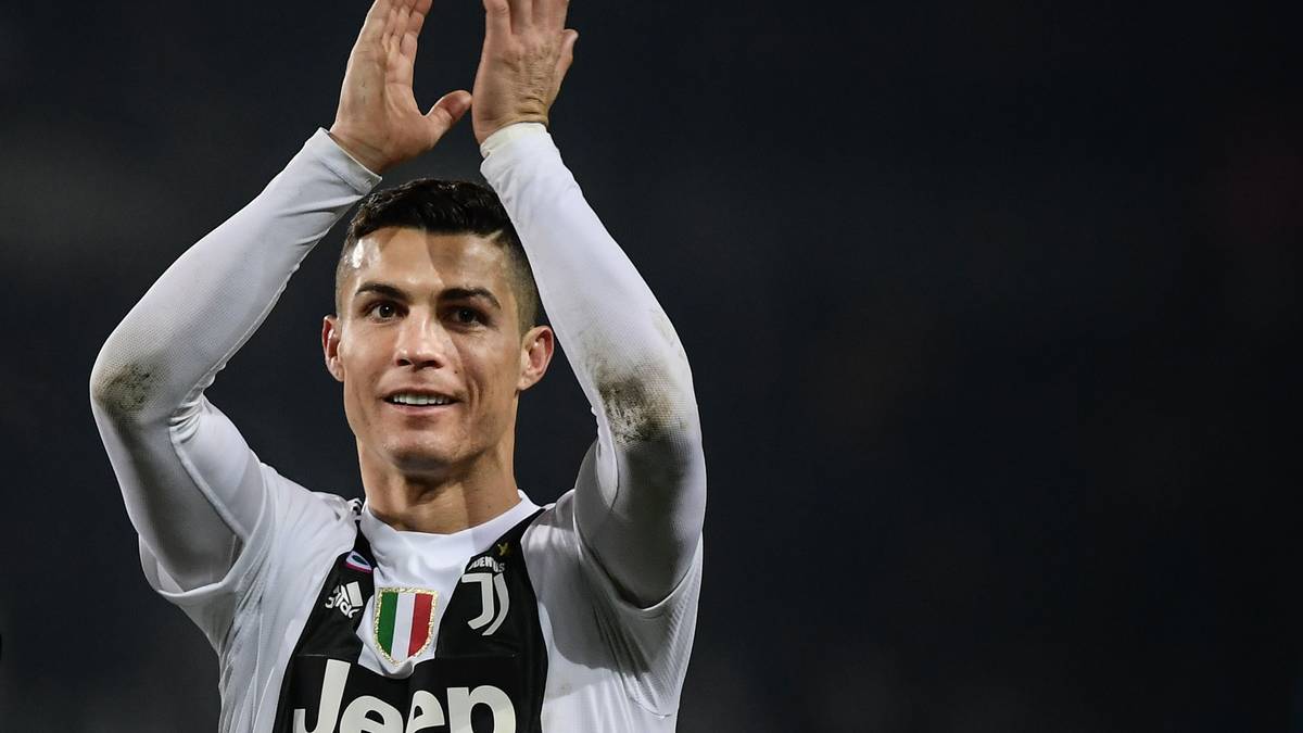 PLATZ 12 - Der Transfer-Hammer des Jahres: Cristiano Ronaldo verlässt Real Madrid und wechselt zu Juventus Turin. Ein kostspieliger Deal für die Italiener. Die Alte Dame überweist nach eigenen Angaben eine Ablöse von 100 Millionen Euro, Ronaldo erhält einen Vertrag bis 2022