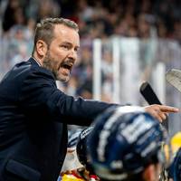 Die Kölner Haie kassieren ihre erste Saisonniederlage in der DEL-Saison. Ausgerechtet im Derby reißt die Siegesserie.