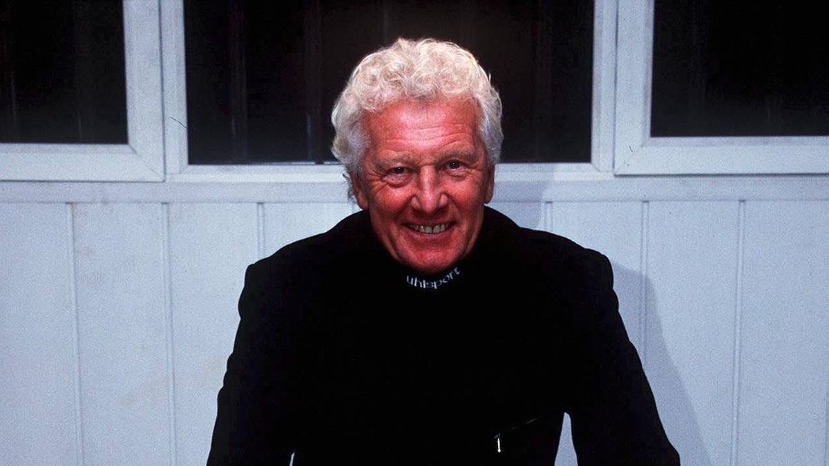 Im Februar 1999 übernahm Karl-Heinz Feldkamp das Ruder bei Besiktas - größeren Erfolg hatte er aber beim Stadtrivalen Galatasaray, mit dem Feldkamp 1993 und 2008 türkischer Meister wurde. Nach Feldkamps Entlassung bei Besiktas im September 1999 übernahm dessen Co-Trainer Hans-Peter Briegel bis Saisonende den Trainerjob