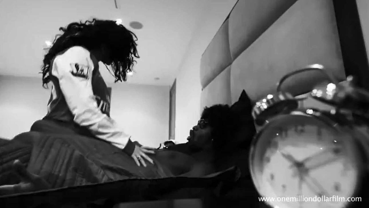 Djourou mit Bettszene in Filmkomödie