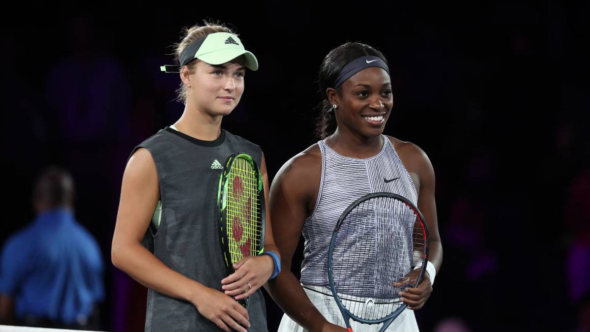 NEW YORK, NEW YORK - AUGUST 27:  Sloane Stephens (R) of the United States and Anna Kalinskaya (L) of Russia pose prior to their Women's Singles first round match on day two of the 2019 US Open at the USTA Billie Jean King National Tennis Center on August 27, 2019 in the Flushing neighborhood of the Queens borough of New York City. (Photo by Mike Stobe/Getty Images)