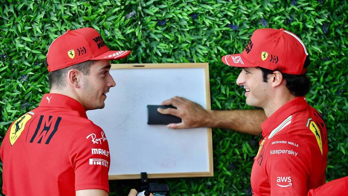 Carlos Sainz (r.) stand bei Ferrari lange Zeit im Schatten von Charles Leclerc (l.)