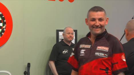 Nathan Aspinall setzt sich in der ersten Runde der European Championship gegen Mervyn King mit 6:4 durch und zieht damit in die nächste Runde ein.