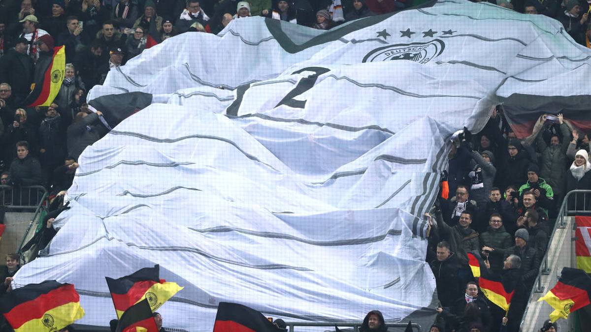 "Wir wurden vom Fanclub Nationalmannschaft eingeladen", zitierte die "Bild" Band-Mitglied Thomas Kopp. Anreise und Hotel zahlten sie aber selber. "Die Jungs dürfen gerne wiederkommen", sagte Offensivspieler Julian Brandt