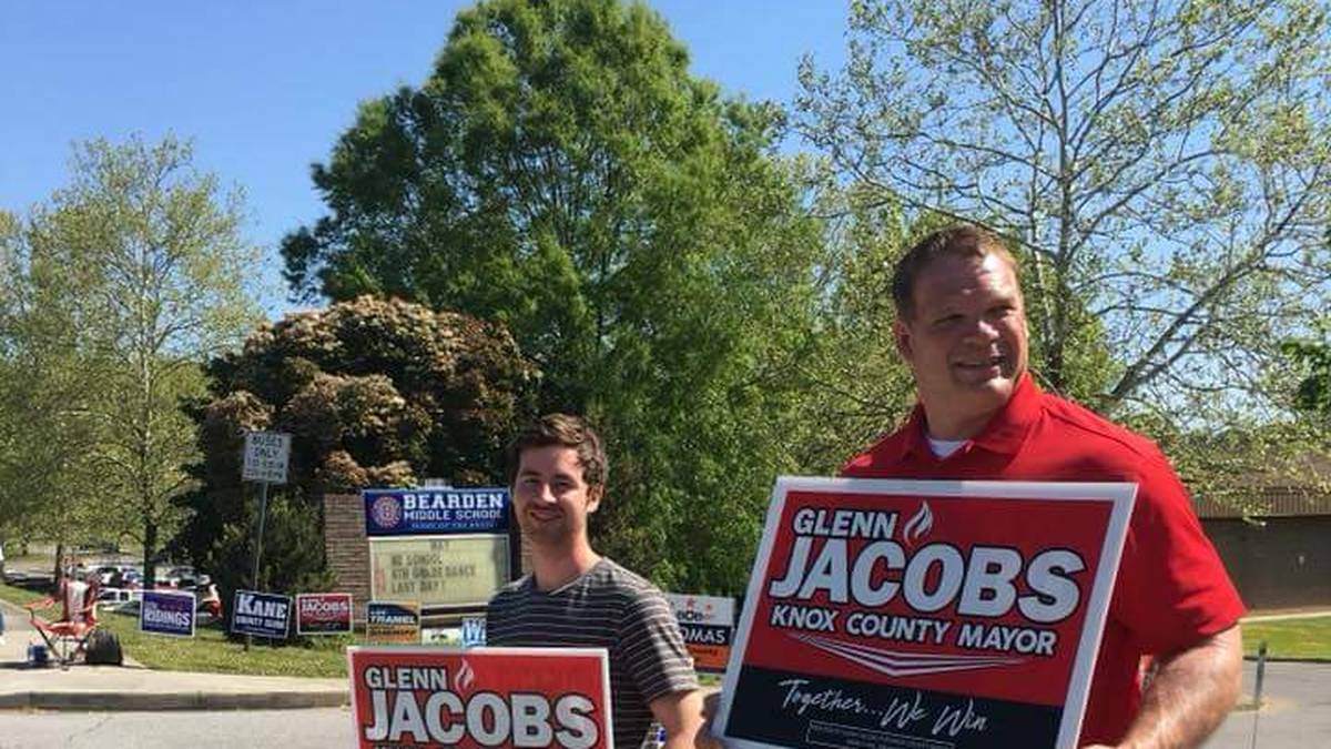 Glenn Jacobs (r.) hat die republikanischen Vorwahlen in Knox County gewonnen