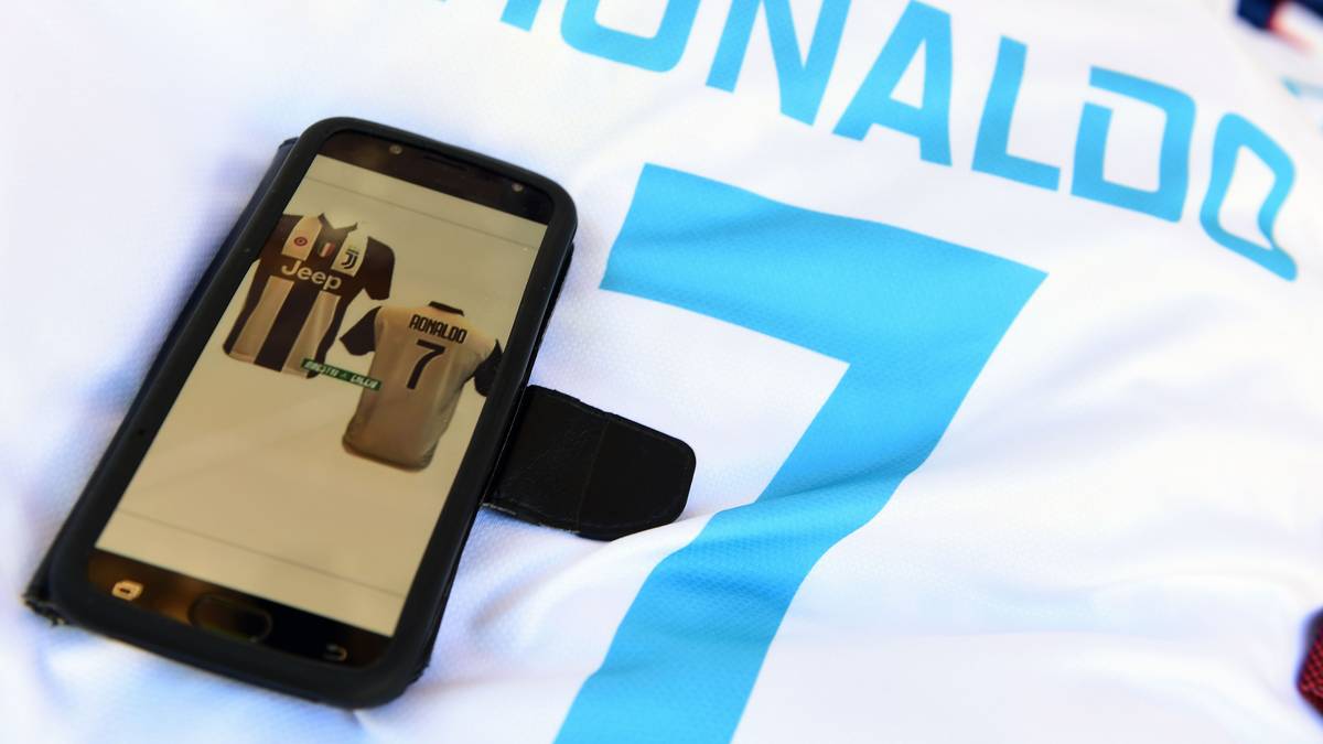 GAZZETTA DELLO SPORT: "Was bis vor wenigen Tagen ein Traum schien, eine sommerliche Fata Morgana, wurde wahr. Agnelli bringt eine glitzernde Trophäe nach Hause. 33 glorreiche Jahre sind nicht wenig, doch Ronaldo ist ein Phänomen mit einem außerirdischen Körper. Juve hat ein Meisterwerk von Strategie und Mut geschafft"