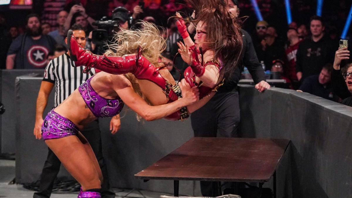 Kairi Sane steckte bei WWE TLC eine gefährliche Aktion von Charlotte Flair ein, obwohl sie schwer benommen schien