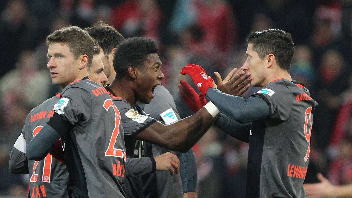 Seine Mannschaftskollegen feiern den Ausgleichstreffer wie ein Siegtor. Vielleicht auch, weil sich die Laune von Trainer Ancelotti dadurch bessern dürfte