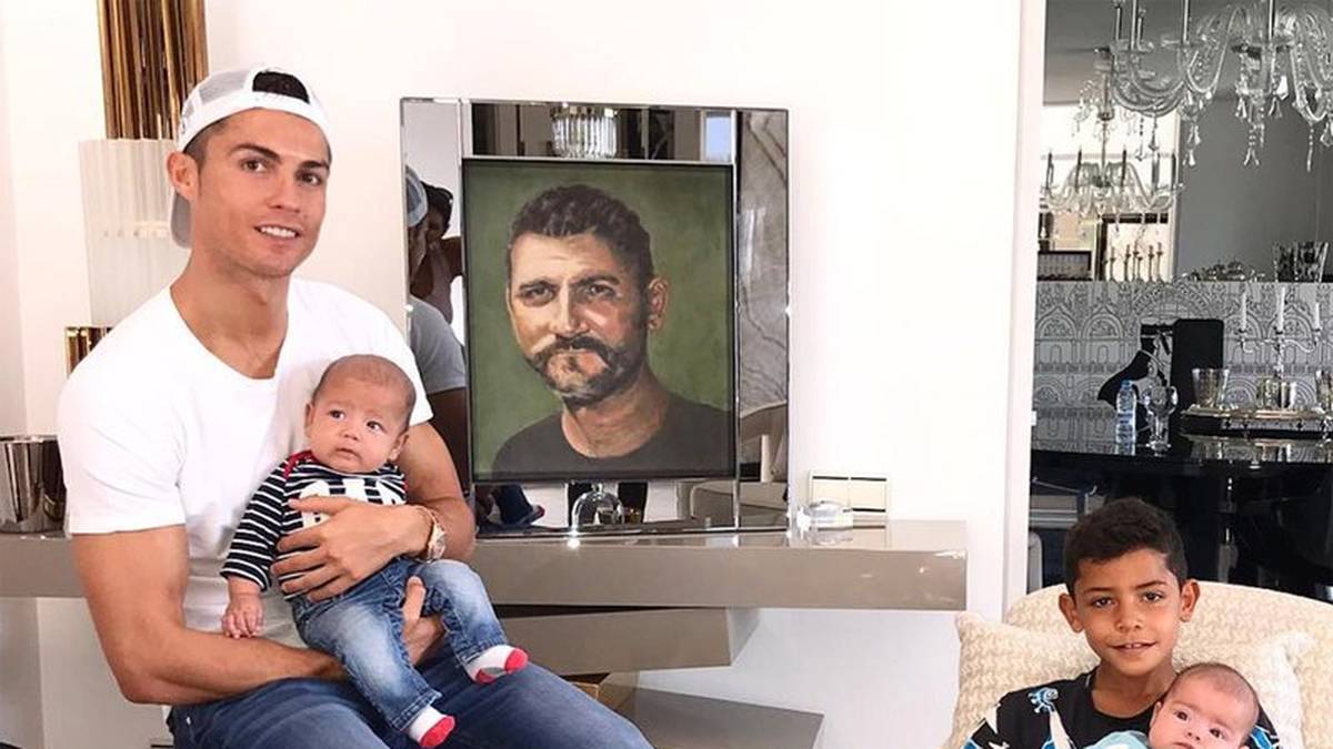 Sein Vater Jose (r. auf dem Gemälde) war aus beruflichen Gründen fast nie zu Hause und hatte ein Alkoholproblem. 2005 verstarb er mit nur 51 Jahren an den Folgen seiner Sucht. "Ich habe ihn nie richtig kennengelernt. Ich habe ihn geliebt, natürlich, aber ich hatte niemals ein Gespräch mit meinem Vater", sagt Ronaldo