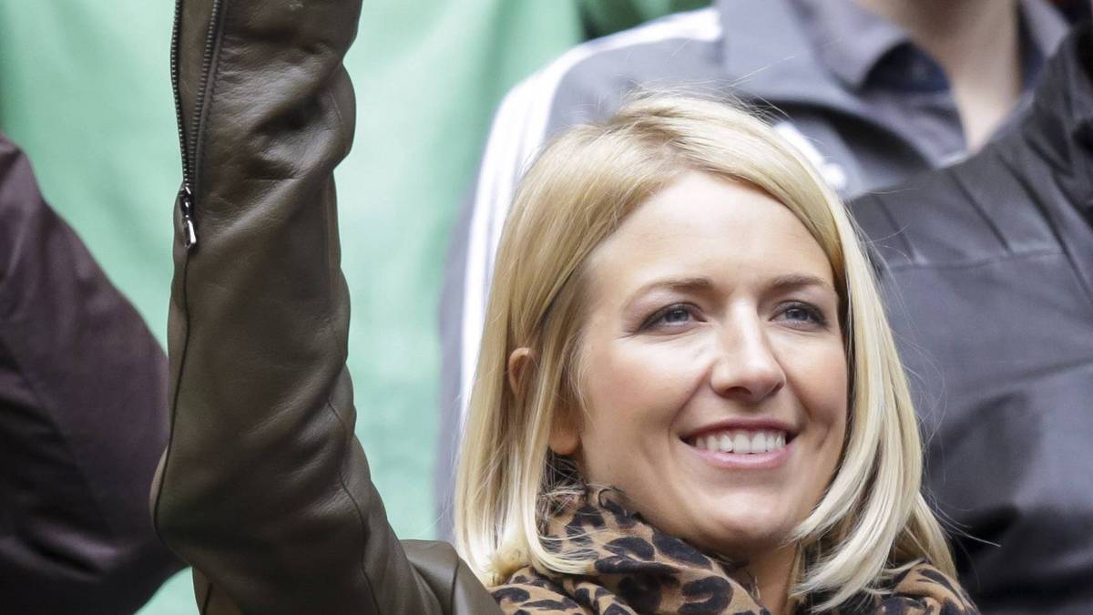 Schöne Grüße von der Tribüne. Philipp Lahm hat mit Claudia sein Glück gefunden. Im Sommer 2010 wurde Hochzeit gefeiert, zwei Jahre später kam der gemeinsame Sohn Julian auf die Welt