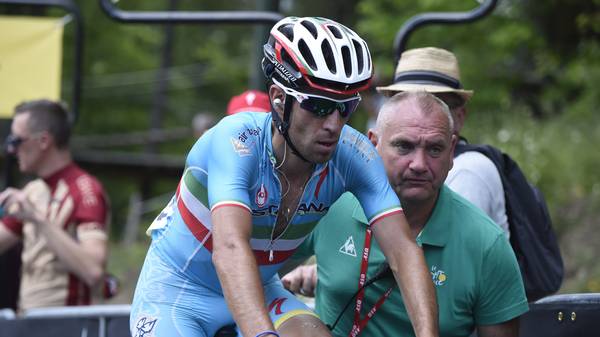 Vincenzo Nibali kämpft sich im Trikot des italienischen Straßenmeisters den Berg hoch