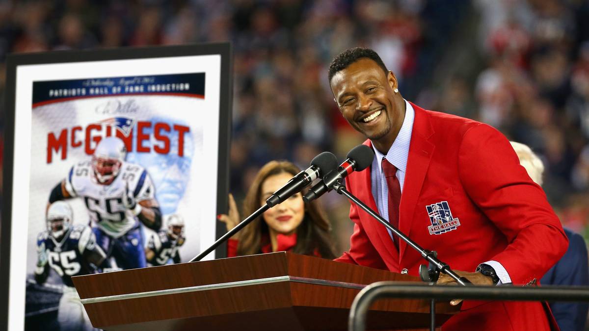 In der Halbzeit wird Pats-Legende Willie McGinest geehrt. Der Ex-Linebacker wird in die Hall of Fame aufgenommen und von New England mit allen Ehren gefeiert
