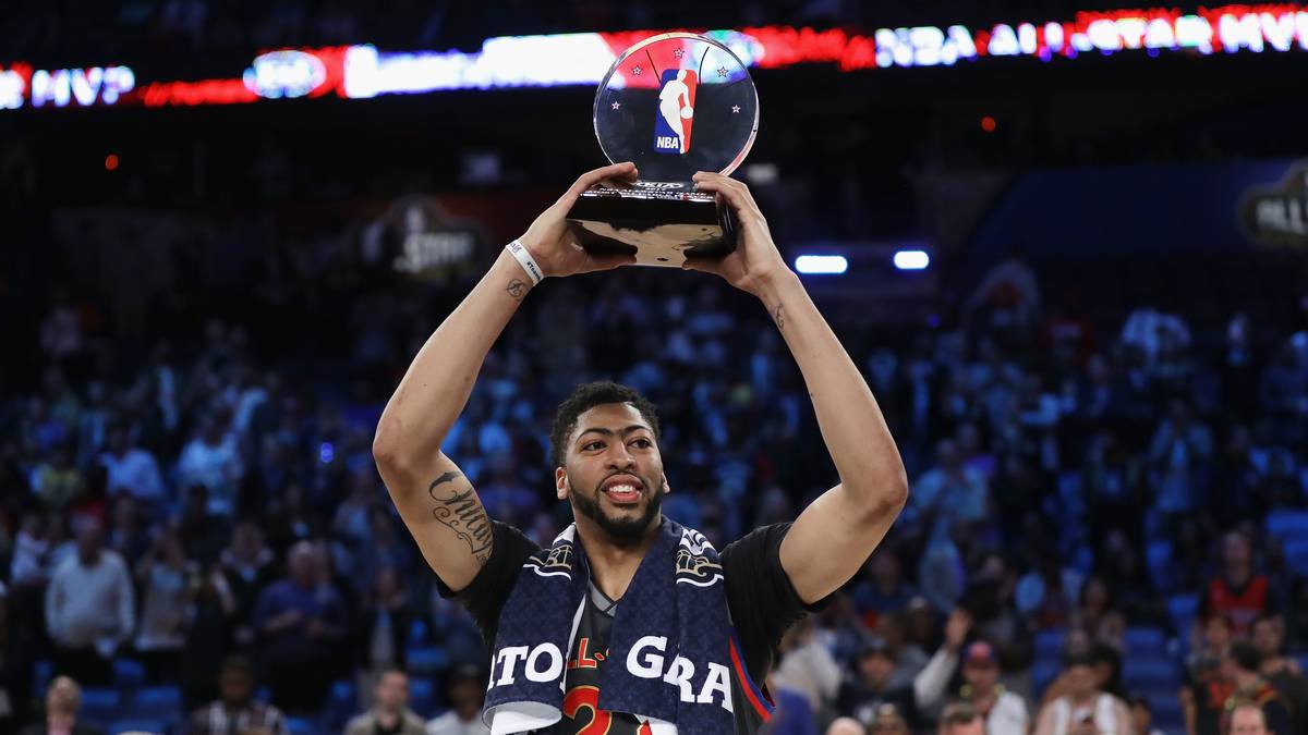 Stolz präsentierte Davis seinem Heimpublikum die Trophäe