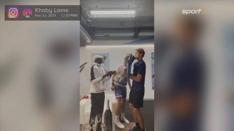 Khaby Lame kann es sich nicht verkneifen, Alexander Zverev mal zu zeigen, wie man richtig feiert. Der TikToker weiß wie man als Champion Champagner trinken sollte.