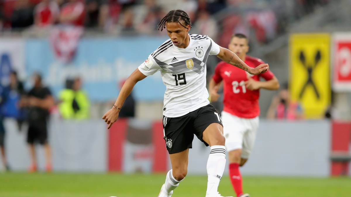 Bei der Nationalmannschaft ist die neue Haarpracht dann aber komplett zu sehen - im Gegensatz zu seinem Potenzial. Sane trifft im letzten Test vor der Nominierung gegen Österreich einige falsche Entscheidungen und darf sich bei der anschließenden Kritik von Löw angesprochen fühlen