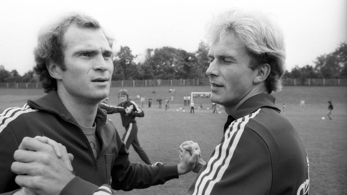 Gemeinsam Hand in Hand: Schon zu Spielerzeiten (wie hier in der Saison 1977/78 auf dem Trainingsgelände an der Säbener Straße) sind Uli Hoeneß und Karl-Heinz Rummenigge ein eingespieltes Team. Später führen sie den FC Bayern gemeinsam an der Spitze zum Erfolg