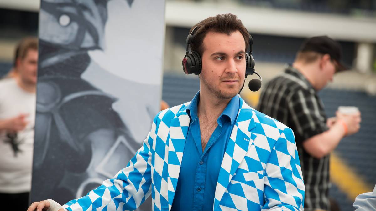 Bruno Carlucci war so lange Analyst für Dota 2, dass Valve ihn inzwischen eingestellt hat. Vorher zeigte er sich auf Turnieren aber mit immer ausgefalleneren Anzügen. z.B. im Bayern-Muster oder in Knallrot.