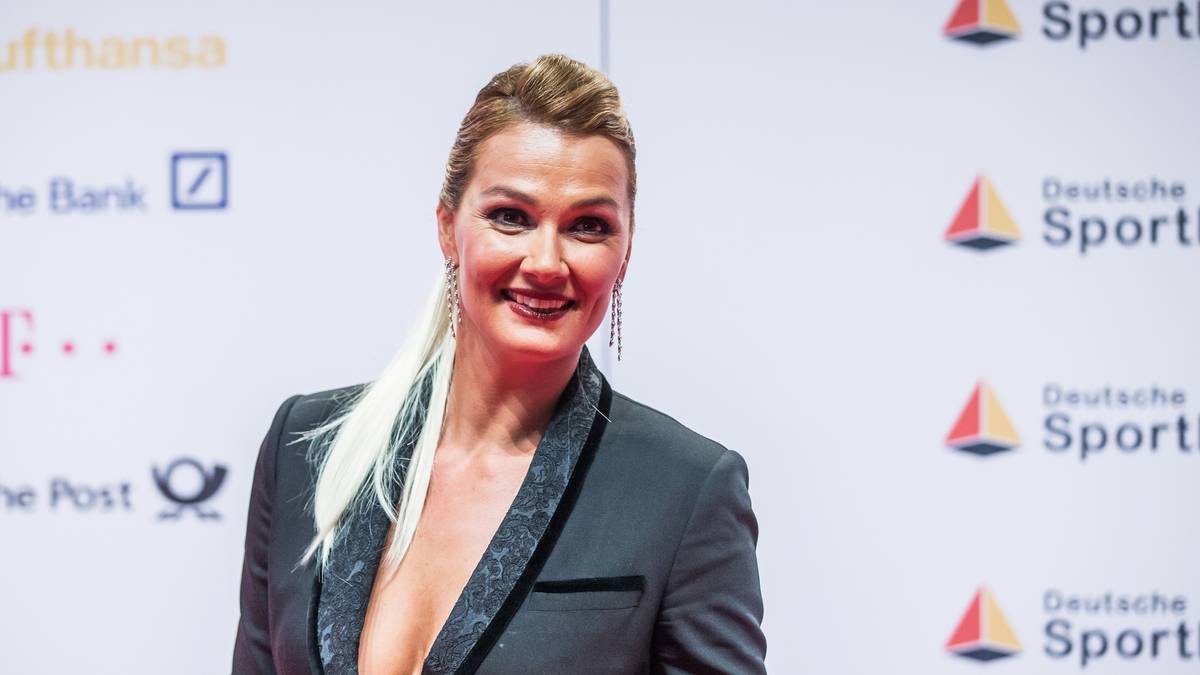 Auch die ehemalige Weltklasse-Schwimmerin Franziska van Almsick gewährt auf dem Roten Teppich tiefe Einblicke