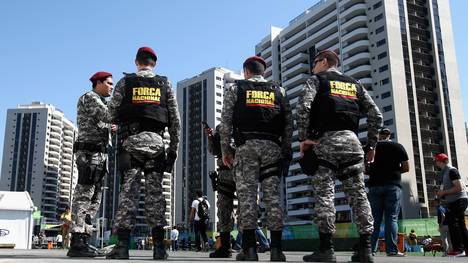 Brasilianische Soldaten schützen das Olympische Dorf in Rio de Janeiro