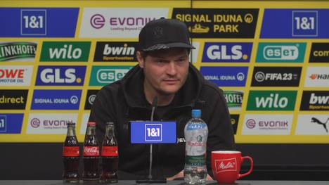 Gregor Kobel hatte im Spiel gegen den FC Bayern einen ungewohnten Patzer, BVB-Trainer Edin Terzic stärkt dem Torhüter aber den Rücken und verdankt Kobel die guten Leistungen in dieser Saison.