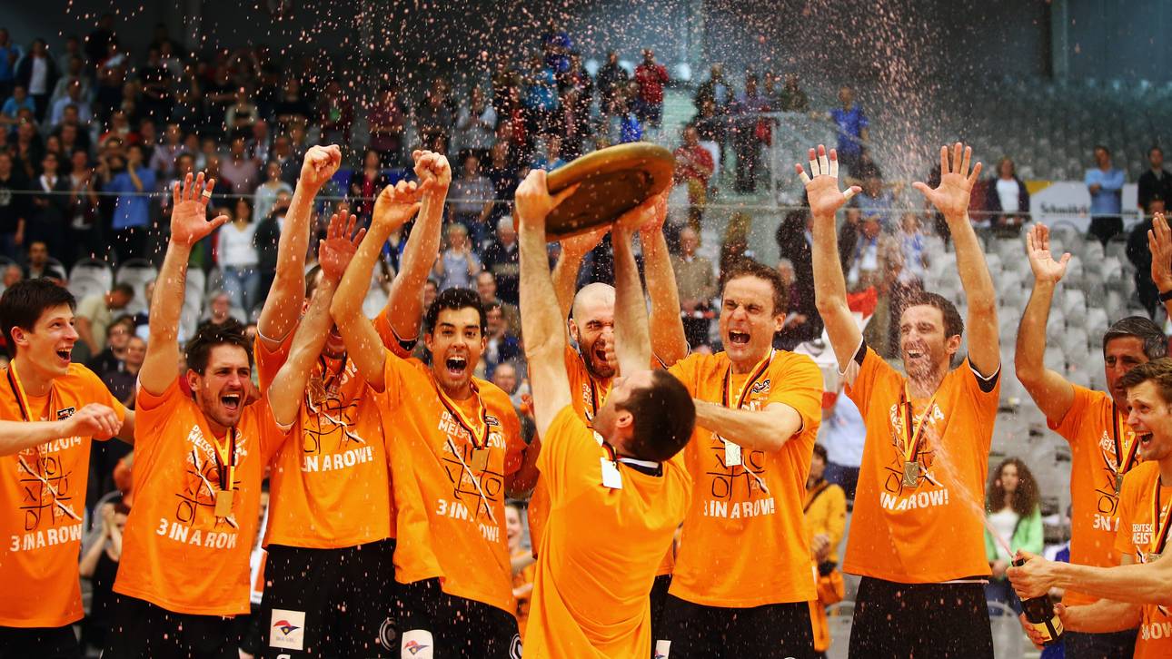 Die BR Volleys feiern den Meistertitel 2014