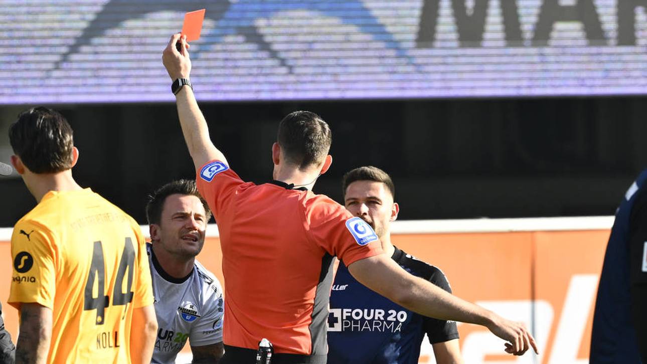 Manuel Riemann (weiß) fliegt früh vom Platz