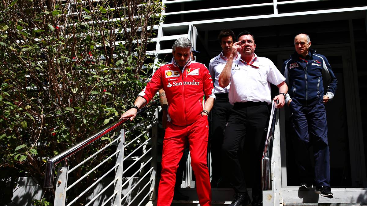 SELBSTEGFÄLLIGE ENTSCHEIDUNGSTRÄGER: Wenn an einem Qualifikationsmodus, dem nahezu alle direkten Beteiligten nach Melbourne ein Versenken in der Kiste für die größten Irrläufer der Formel 1 gewünscht haben, mit Gewalt festgehalten wird, stellt man sich schon die Frage: Habt Ihr eigentlich noch alle Latten am Zaun? Unfassbar, diese Starrsinnigkeit. Da braucht der eine oder andere mal ein paar Schläge auf die Fontanelle, um Verkrustungen aufzusprengen. Möge den Unbelehrbaren bis China Vernunft ins Hirn regnen – bis dahin PEDAL TO THE METAL. Ihr Peter Kohl