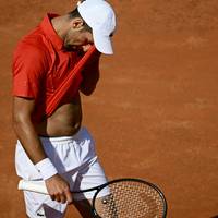 Novak Djokovic muss ein frühes Aus beim Masters in Rom verkraften. Der Weltranglistenerste enttäuscht nur wenige Tage nachdem er von einer Flasche eines Fans am Kopf getroffen wurde auf ganzer Linie gegen Alejandro Tabilo aus Chile.
