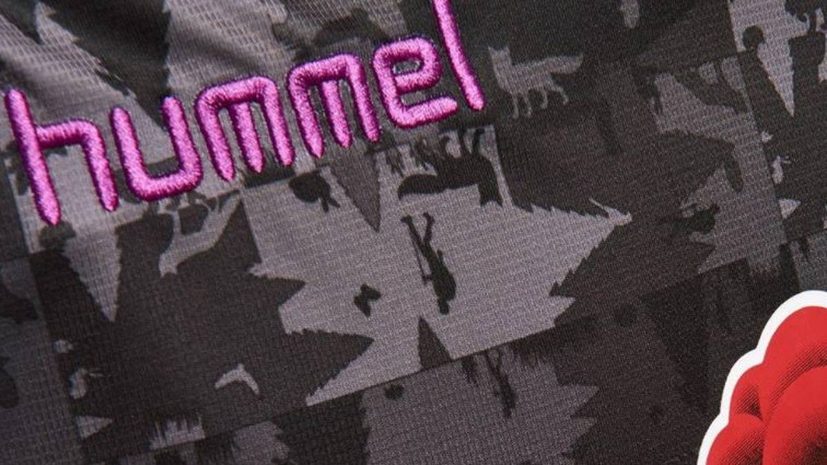 Wie beim Heimtrikot für die Saison 2017/18 wird auch beim Ausweichdress die Schwarzwald-Thematik wieder aufgegriffen. Neben Silhouetten von Tannen sind Wanderer und Tiere zu erkennen