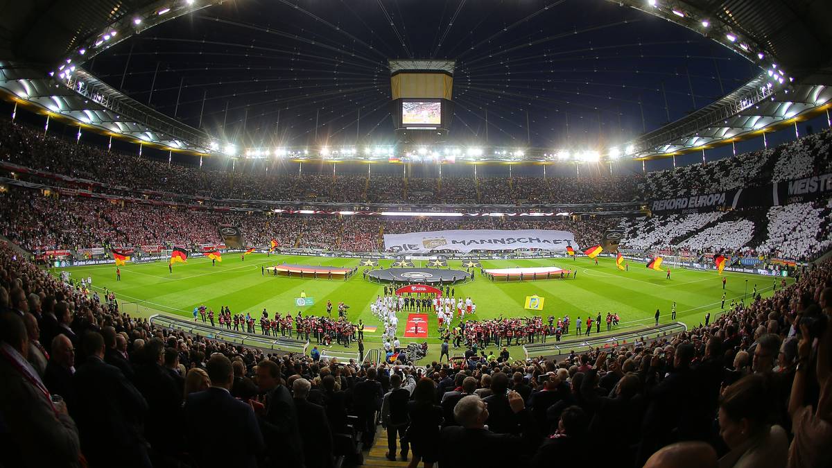 48.500 Zuschauer verfolgen das Spiel der deutschen Mannschaft...