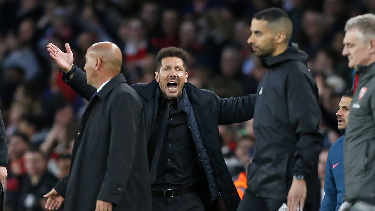 ...will der Atletico-Trainer das Schiedsrichtergespann umstimmen. Weil sich Simeone überhaupt nicht mehr beruhigen kann...