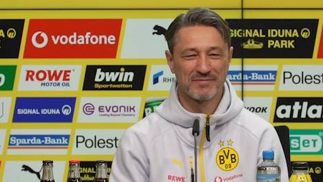 Auf der BVB-Pressekonferenz wird Trainer Niko Kovač auf eine mögliche Vertragsverlängerung von Nico Schlotterbeck und seine Einflussnahme darauf angesprochen.