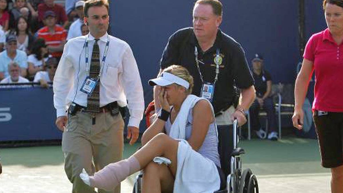 Es gibt aber auch Tage, an denen ihr das Lachen vergeht, wie bei den US Open 2009. Damals knickt Lisicki böse um und muss im Rollstuhl vom Platz geschoben werden. Sechs Wochen humpelt sie an Krücken durch die Gegend. "Ich musste wieder laufen lernen", erzählt Lisicki: "Das war die schwerste Zeit meines Lebens."