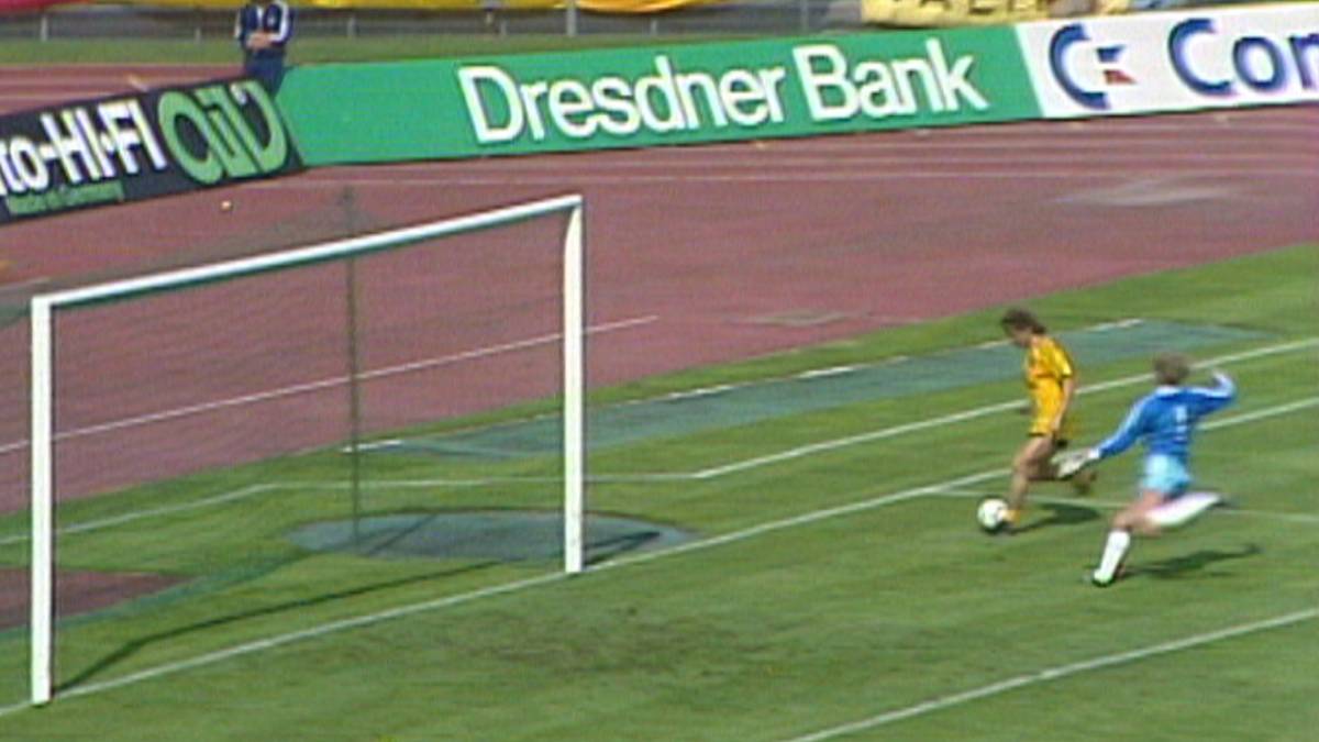 9. August 1968: Ausgerechnet gegen den FC Bayern fabriziert Dortmunds Frank Mill einen Fehlschuss, auf den der 1990er-Weltmeister bis heute angesprochen wird.