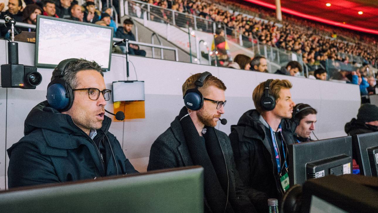 Jan Platte kommentiert die Champions League bei DAZN gemeinsam mit Per Mertesacker und Alex Schlüter (v.l.)
