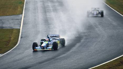 Michael Schumacher fährt in Japan bei Regen wie auf Schienen