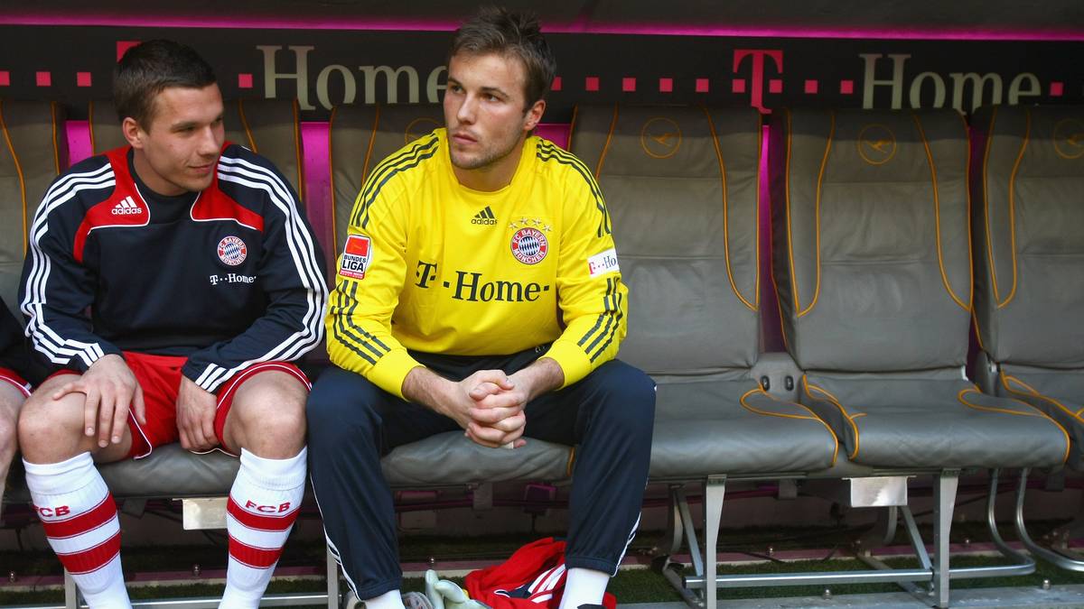 Das Kapitel LUKAS PODOLSKI endet in München mit einer weiteren enttäuschenden Bilanz. In 24 Spielen gelingen dem Ex-Kölner nur sechs Tore. Dafür feiert ein gewisser THOMAS MÜLLER sein Ligadebüt, bleibt in vier Kurzeinsätzen aber torlos