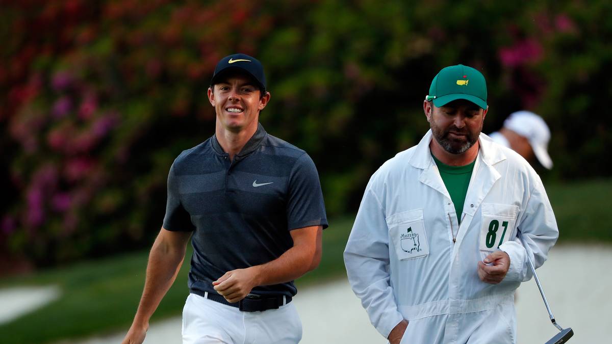Noch so eine verrückte Tradition: Die Caddies der Stars müssen einen weißen Jumpsuit und ein grünes Baseballcap tragen 