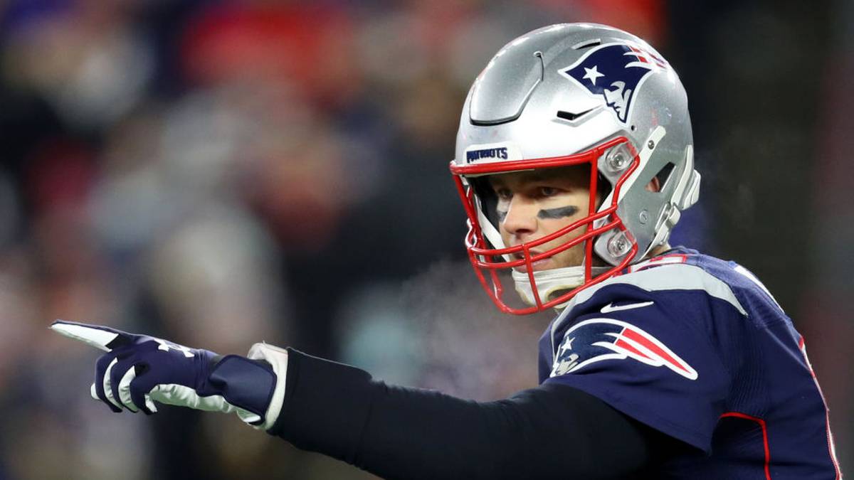 TOM BRADY: Der Superstar der New England Patriots hält über 50 NFL-Rekorde und gewann mit den Pats sechs Mal den Super Bowl. Sein Name ist eng verbunden mit der unvergleichlichen Erfolgsgeschichte  in Foxborough, allerdings auch mit ein paar Skandalen (Spygate, DeflateGate, jetzt VideoGate)