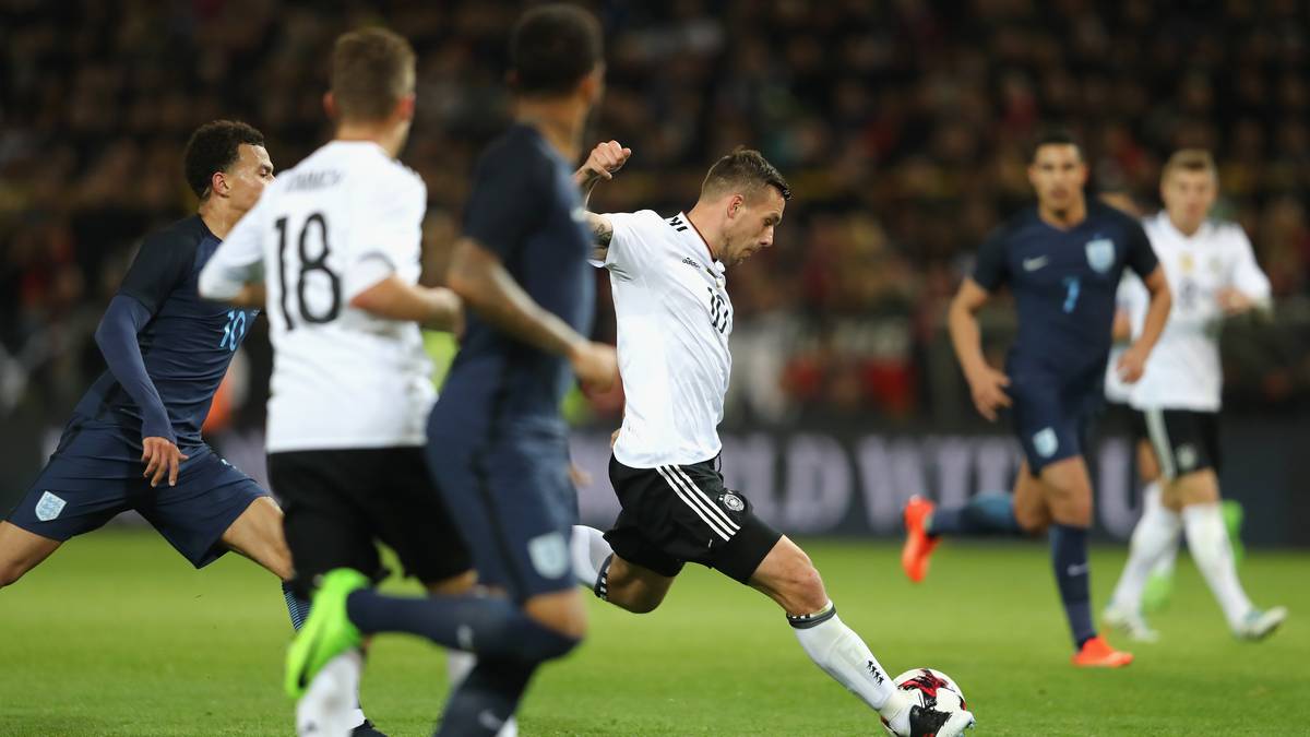 ...und belohnt sich! In der 69. Minute hämmert er den Ball mit seinem linken Fuß aus mehr als 20 Metern auf das Tor