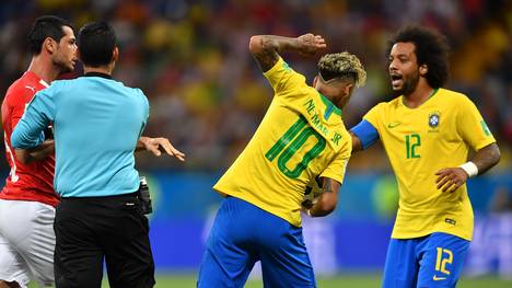 Neymar (M.) wurde immer wieder von Schweizern per Foul gestoppt